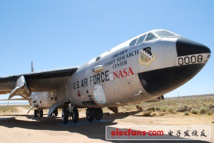 NASA 5-52：上圖是U.S. Air Force/NASA B-52，這是用來為一系列裝有火箭發動機的航天器進行墜落測試的