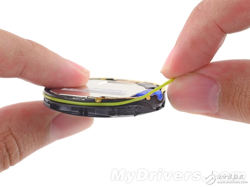 Moto 360暴力拆解：足以秒殺Apple Watch的智能手表？