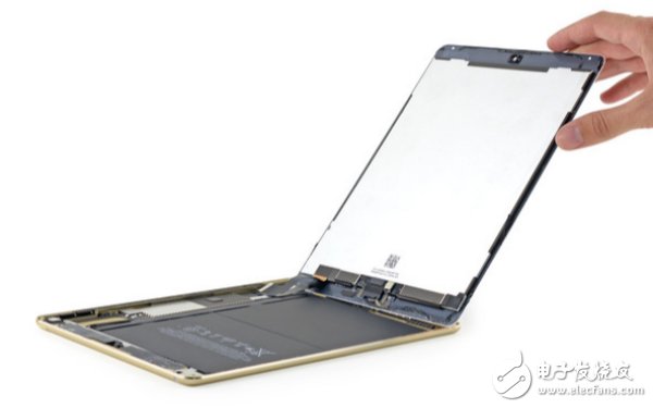 iPad Air 2 成為了“全球最薄的平板”，The Verge 評價說它“薄得像塊屏幕”。拆機大神 iFixit 將它大卸八塊，來看看這個機身中隱藏了什么。